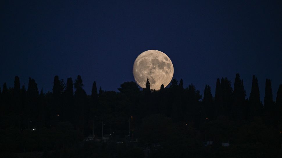 The last Super Blue Moon until 2037 rises tonight. Here’s how to see it