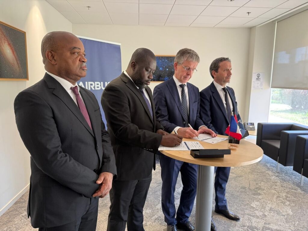 [Minister Mário Oliveira Presides Over Kick-Off of ANGEO-1 Satellite Development in France]